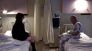 Asyalı hasta, ziyaretçisiyle seks oyuncağı kullanarak ilişkiye giriyor.