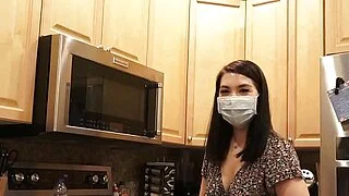 巨乳裸体女仆米娜·穆恩 - 性感家政美女裸体打扫，额外收费 - 性感亚洲女神高清